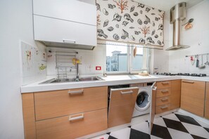 Kylskåp, ugn, spishäll och diskmaskin