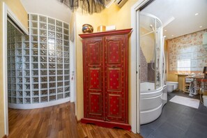 Sèche-cheveux, bidet, serviettes fournies