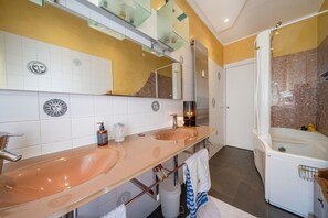 Sèche-cheveux, bidet, serviettes fournies