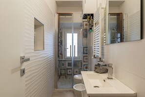 Dusche, Haartrockner, Bidet
