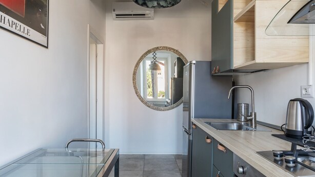 Fridge, oven, stovetop, cookware/dishes/utensils - La Garbatella Apartment (Roma)