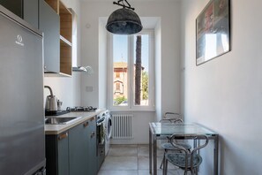 Kühlschrank, Ofen, Herdplatte, Kochgeschirr/Geschirr/Besteck