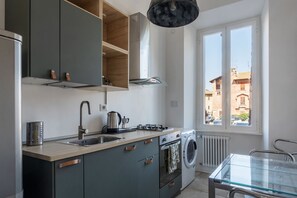 Kühlschrank, Ofen, Herdplatte, Kochgeschirr/Geschirr/Besteck