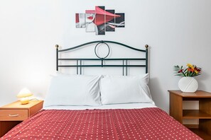 1 habitación, tabla de planchar con plancha, wifi y ropa de cama