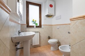 Douche, sèche-cheveux, bidet, serviettes fournies