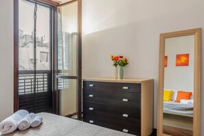 1 dormitorio, tabla de planchar con plancha, wifi y ropa de cama
