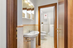Een douche, een haardroger, een bidet