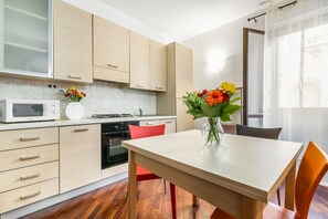 Een koelkast, een microgolfoven, een oven, een kookplaat