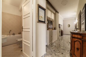 Een douche, een haardroger, een bidet