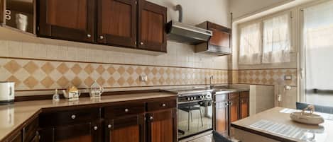 Jääkaappi, uuni, liesi, keittoastiat/astiat/ruokailuvälineet