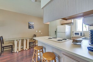 Cookware/dishes/utensils - 1 Mi to Beach: Lake Havasu City Condo w/ Balcony (Lake Havasu City)