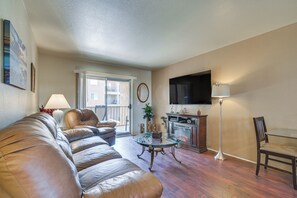 TV, fireplace - 1 Mi to Beach: Lake Havasu City Condo w/ Balcony (Lake Havasu City)
