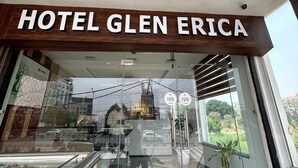 L’entrée de l’hôtel Glen Erica offre une vue dégagée sur l’intérieur grâce aux portes vitrées.