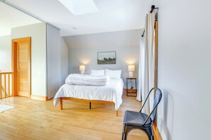 4 bedrooms, desk, iron/ironing board, travel cot