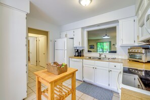 Fridge, microwave, stovetop, dishwasher - Bella Vista Townhome w/ Deck Near Back 40 Trail! (Bella Vista)