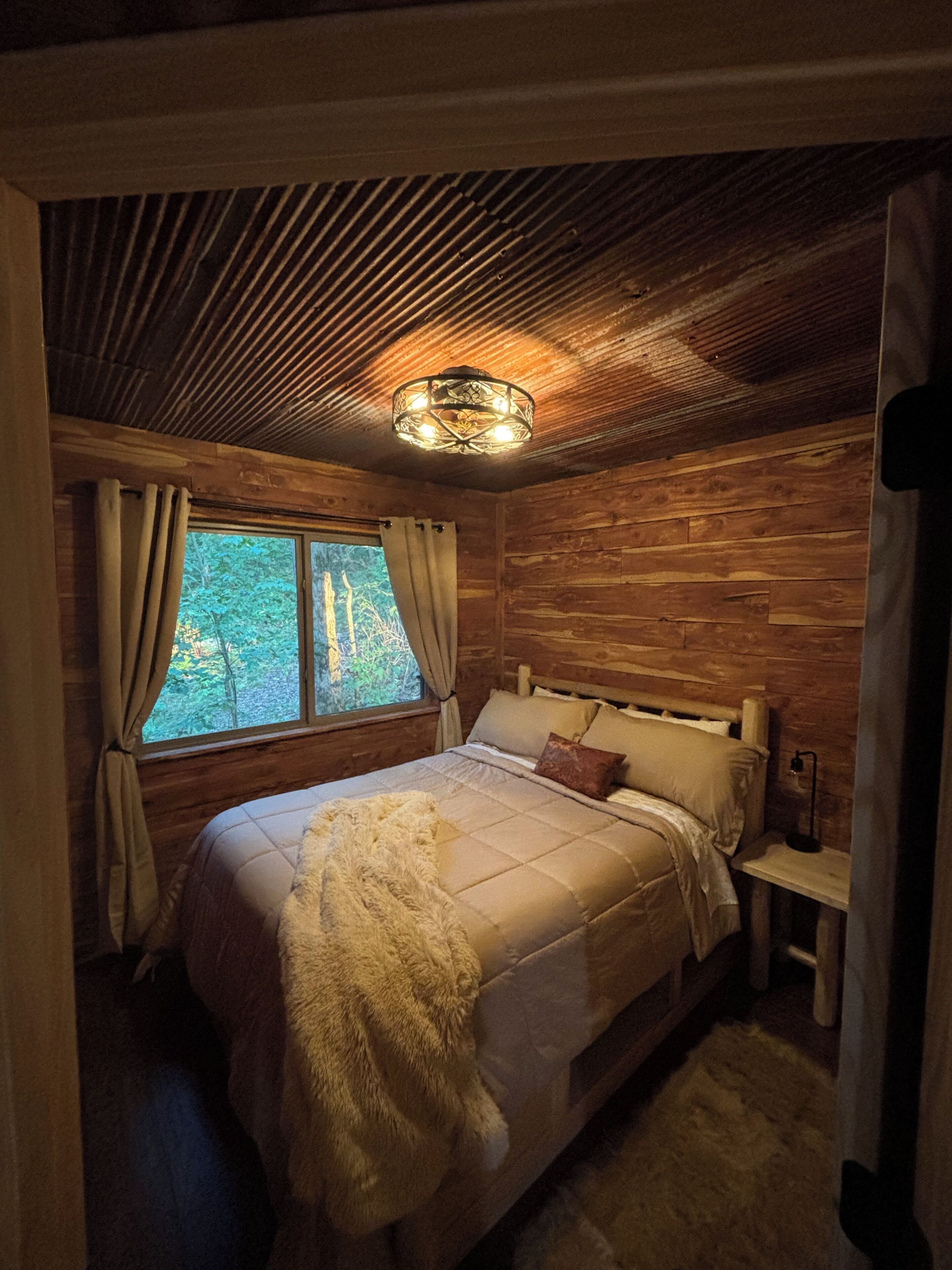 Cozy, rustic cabin in the Ozarks