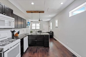 Kühlschrank, Mikrowelle, Ofen, Herdplatte