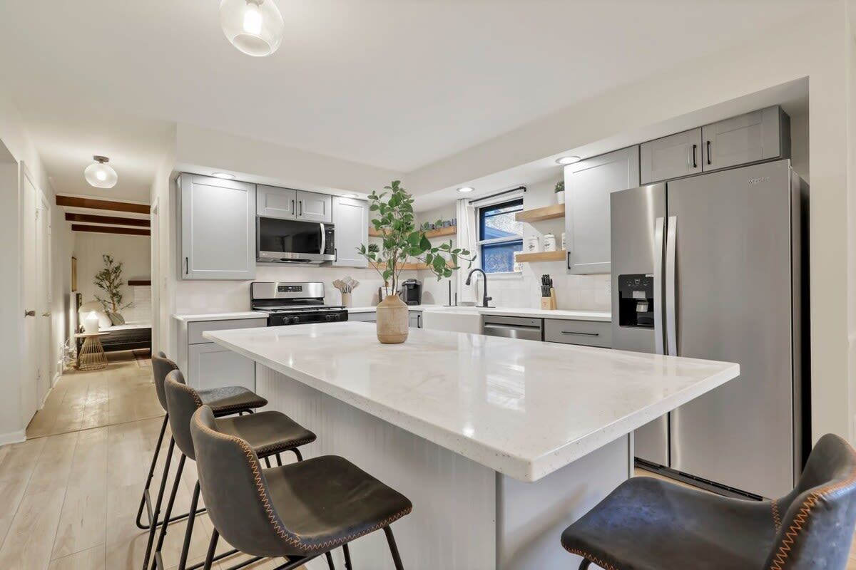 Réfrigérateur, micro-ondes, four, plaque de cuisson