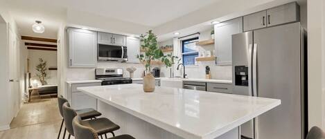 Refrigerador, microondas, horno, placa de cocina