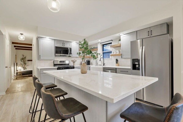 Kühlschrank, Mikrowelle, Ofen, Herdplatte