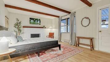 4 bedrooms, desk, iron/ironing board, WiFi