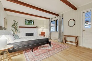 4 habitaciones, escritorio, tabla de planchar con plancha y wifi