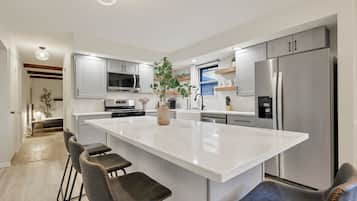 Frigorifero, microonde, forno, piano cottura