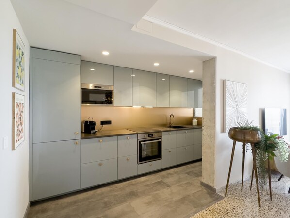 Fridge, microwave, oven, coffee/tea maker