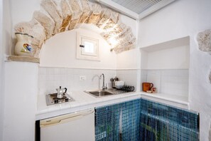 Kühlschrank, Herdplatte, Kochgeschirr/Geschirr/Besteck