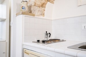 Geladeira, cooktop, talheres/pratos/utensílios de cozinha