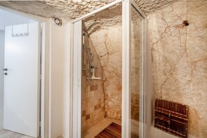 Douche, sĂšche-cheveux, bidet, serviettes fournies