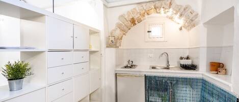 Kylskåp, spishäll och grytor/köksredskap