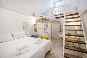 Iron/ironing board, bed sheets