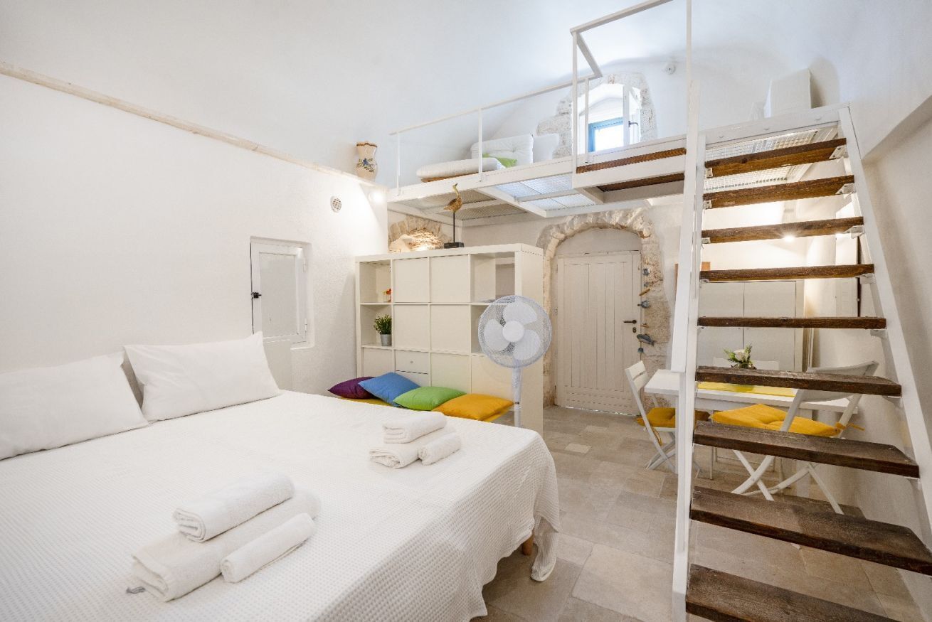 Iron/ironing board, bed sheets