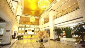 A spacious lobby with a marble floor, a reception desk, and a chandelier. - Shiji Jiamei Hotel (Suide)