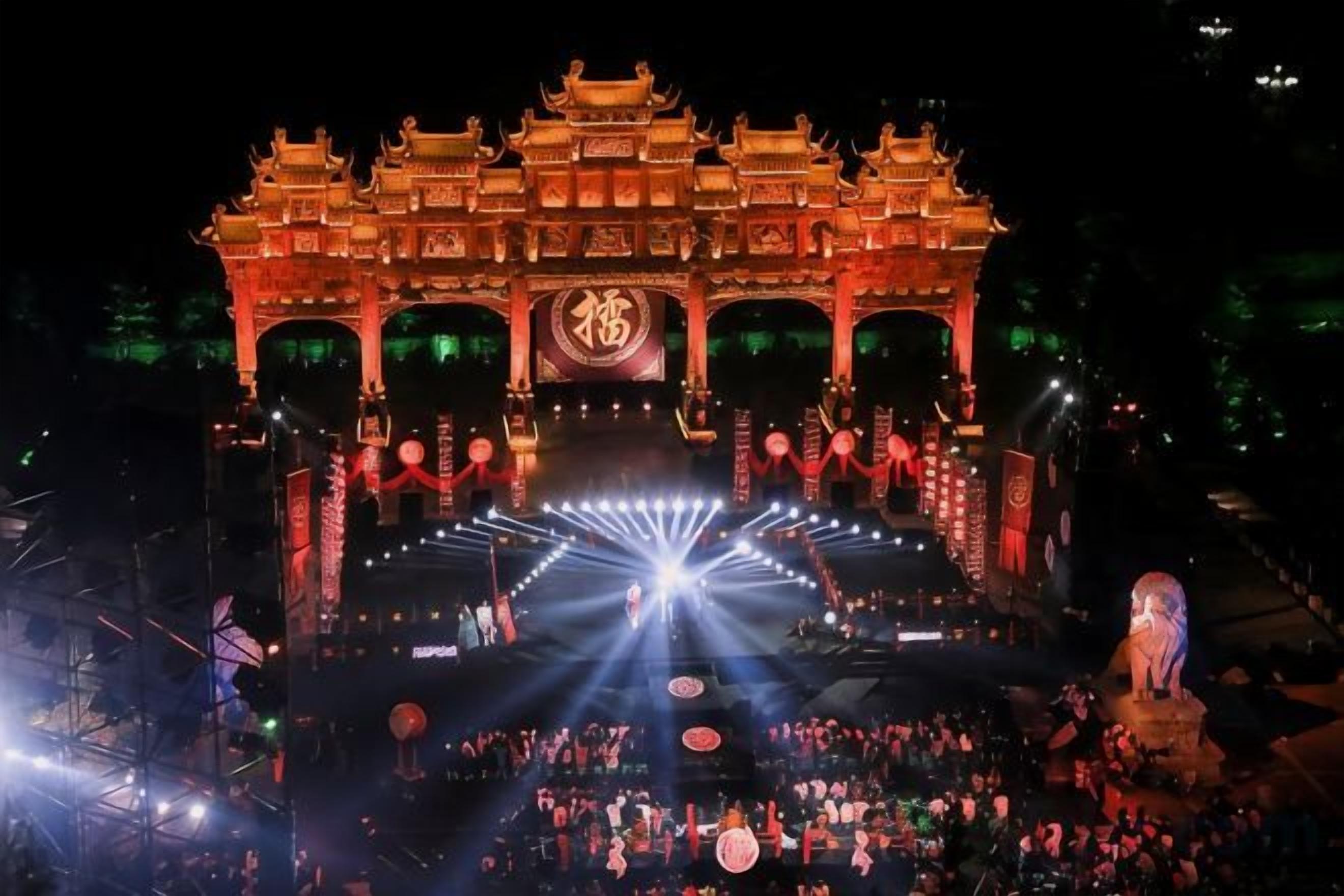 Una estructura arquitectónica tradicional china con un escenario y un público.