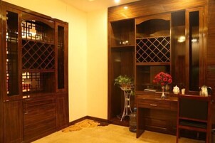 Una habitación tradicional de madera con armarios empotrados y un escritorio.