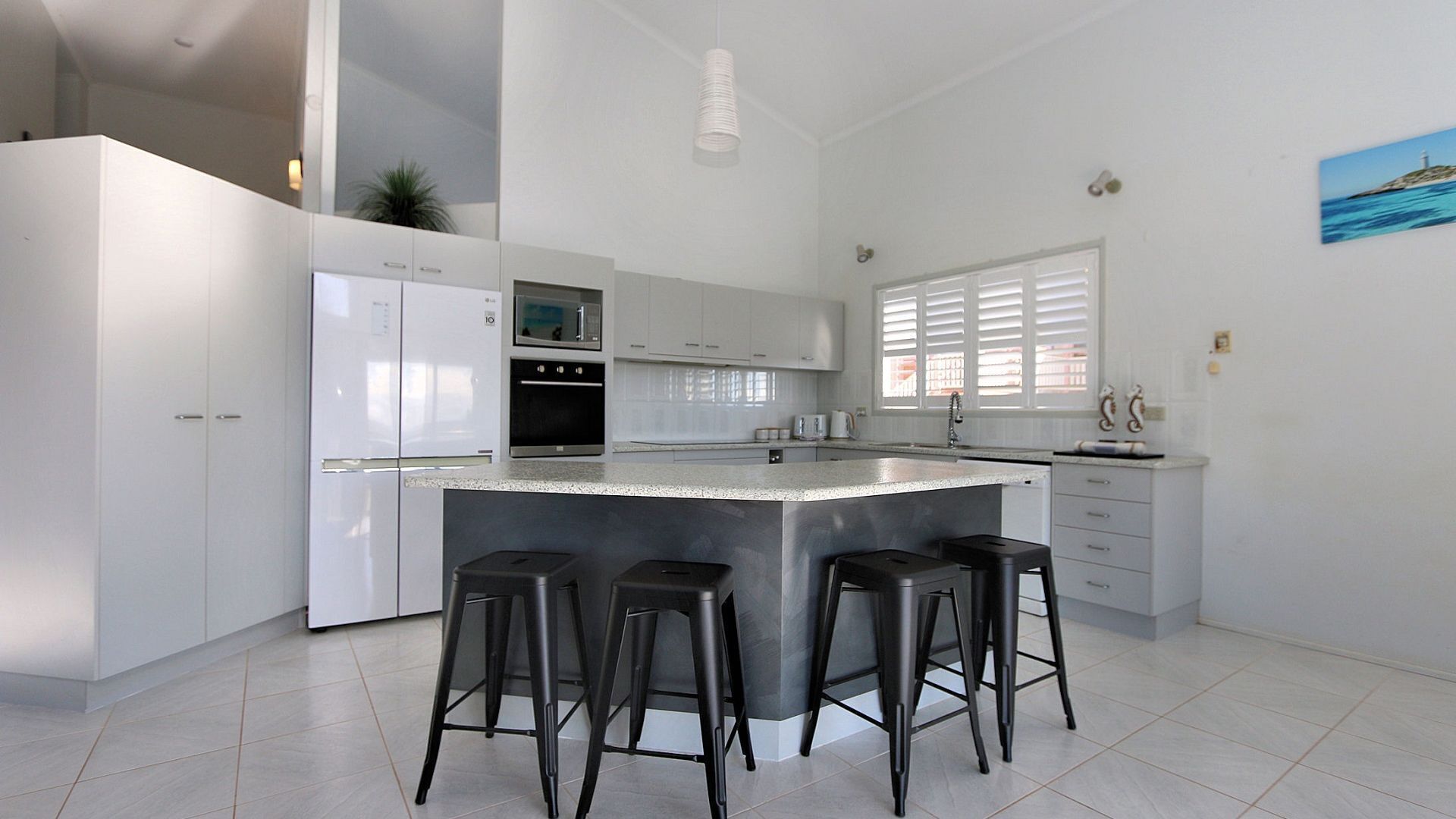 Een microgolfoven, een oven, een kookplaat, een vaatwasser