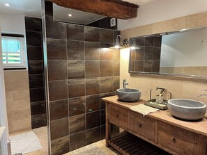 Dusche, umweltfreundliche Kosmetikartikel, Haartrockner, Handtücher