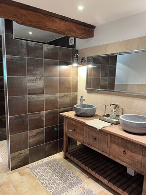 Shower, eco-friendly toiletries, hair dryer, towels - Maison de Campagne, à 2 min de Beuvron en Auge ou le Sommeil est Réparateur!!! (Gerrots)