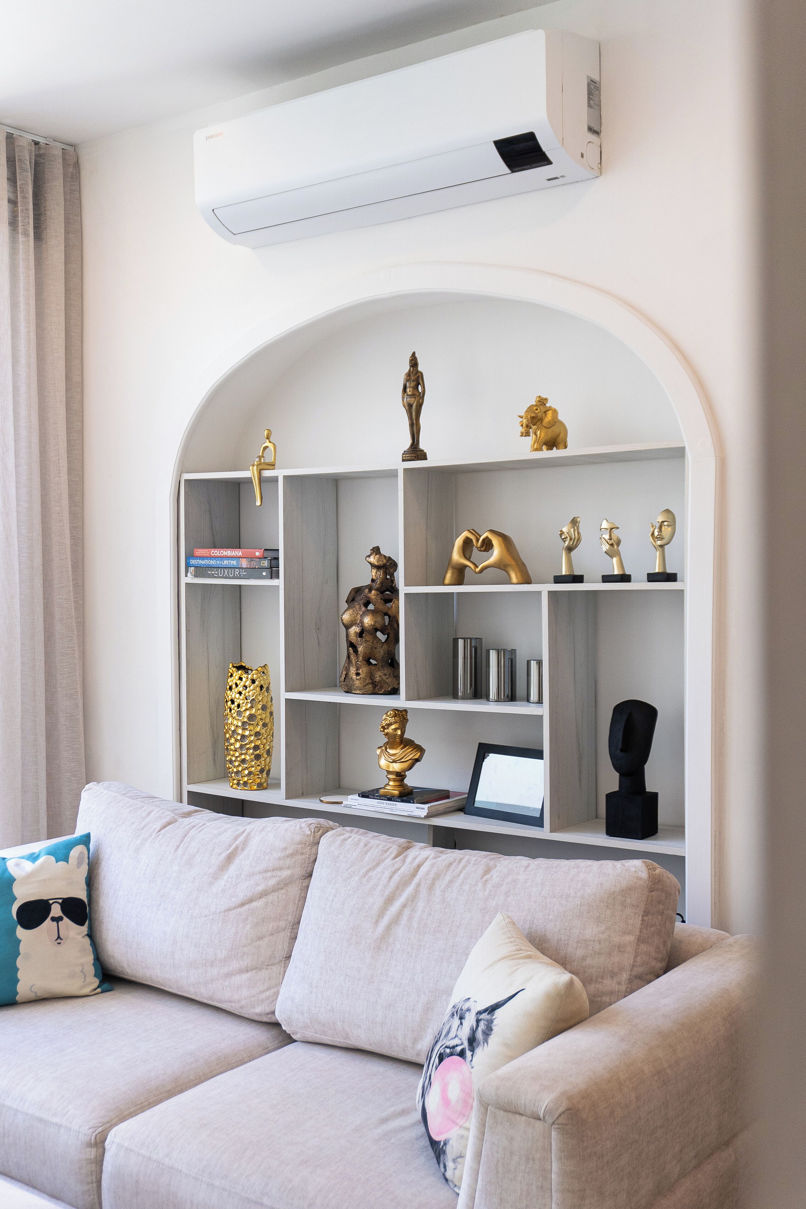 Una Smart TV, libros, un reproductor estéreo