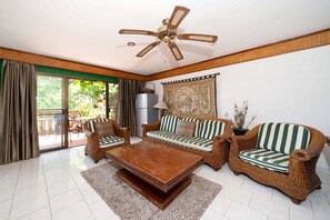 Apartamento tradicional, 3 quartos, sacada, vista para o jardim | Área de estar | Smart TV 42 polegadas com canais a cabo