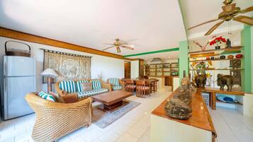 ทราดิชันนัลอพาร์ทเมนท์, 3 ห้องนอน, ระเบียง, วิวสวน | บริเวณนั่งเล่น | สมาร์ททีวี 42 นิ้ว พร้อมช่องเคเบิล