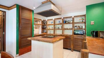 ทราดิชันนัลอพาร์ทเมนท์, 3 ห้องนอน, ระเบียง, วิวสวน | ครัวส่วนตัว | กาต้มน้ำไฟฟ้า, เตาปิ้งขนมปัง