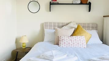 2 chambres, bureau, fer et planche à repasser, lit parapluie