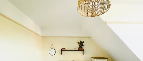 2 habitaciones, escritorio y tabla de planchar con plancha