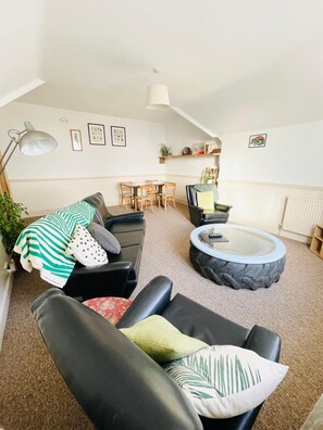 TV, offices - Homely Apartment in Minehead, Private Parking (Minehead)