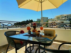 Outdoor dining - Studio with Sea views and Large Terrace with sun bed (Ulcinj)