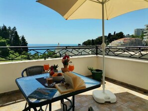 Outdoor dining - Studio with Sea views and Large Terrace with sun bed (Ulcinj)
