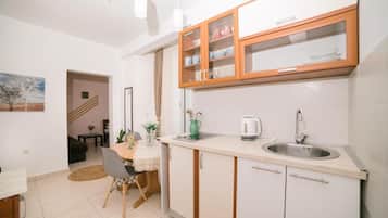 Kühlschrank, Hochstuhl, Kochgeschirr/Geschirr/Besteck